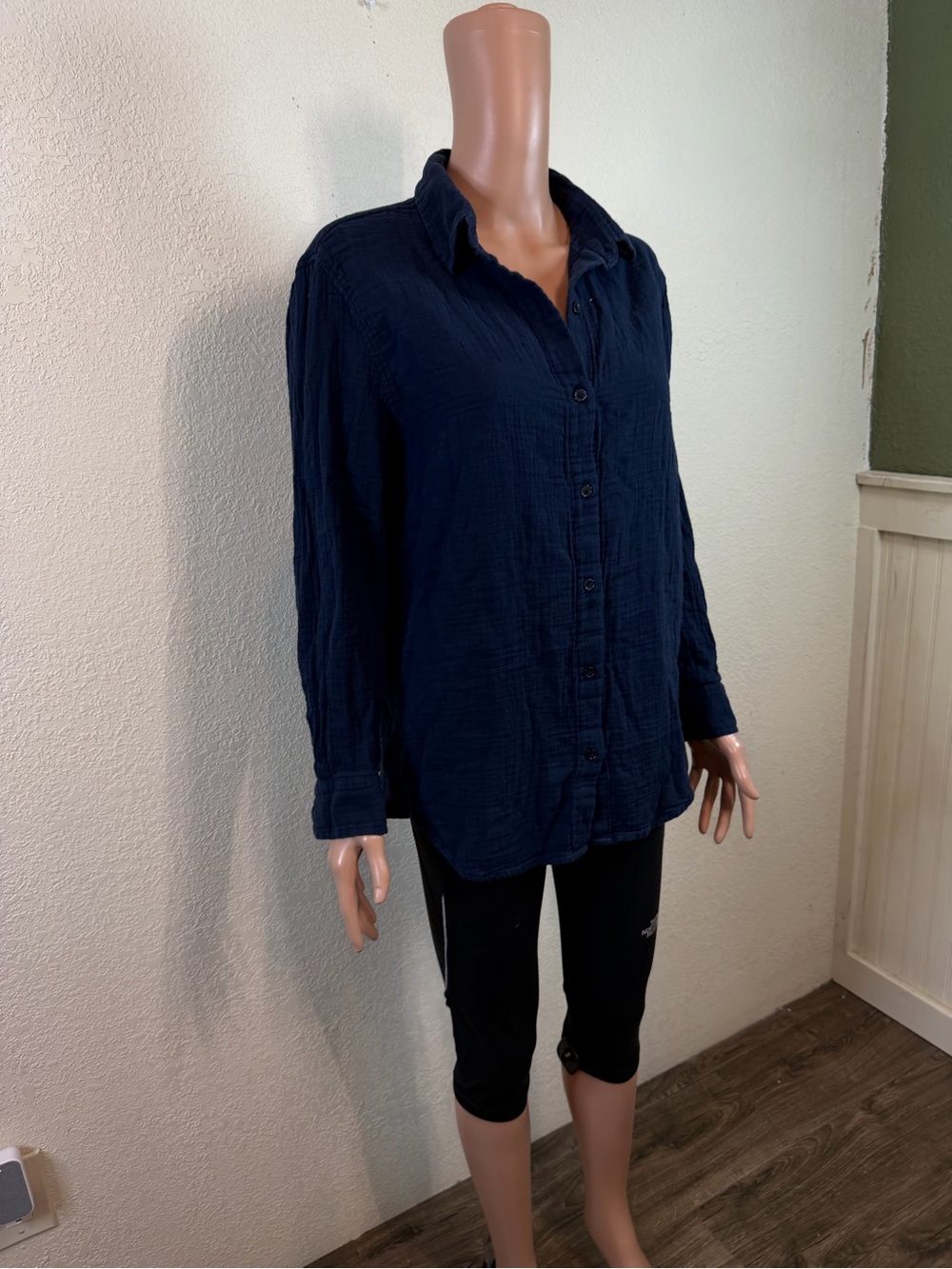 Aritzia Little Moon Women's Sail Shirt 100% Cotton Button-Up Gauze Navy Size Sm - Picture 2 of 15